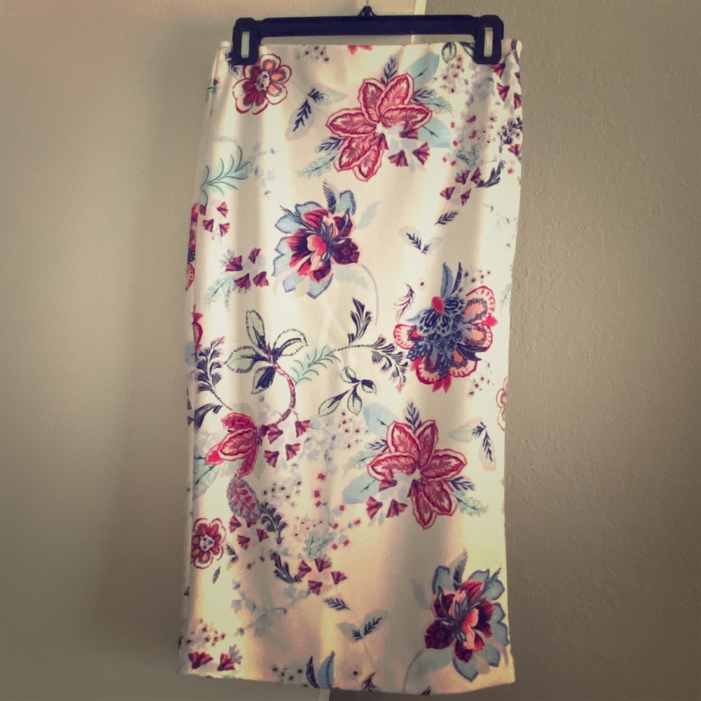 NY&Co midi floral skirt with back slit. Size XS